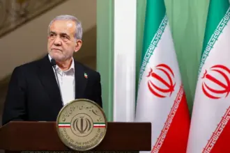 الرئيس الإيراني يوجه ببدء محادثات نووية مع أميركا