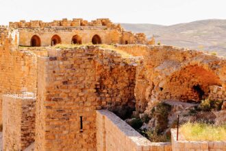 رئيس الوزراء: إعادة ترميم سور قلعة الكرك ضمن خطة شاملة