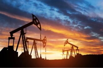 النفط يواصل الصعود مع تصاعد التوتر بين الولايات المتحدة وإيران