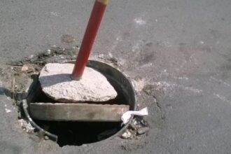 سرقة أغطية مناهل على طريق عمّان التنموي تُهدد سلامة السائقين