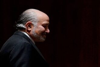 وزير التجارة الأميركي ينفي علاقته بجيفري إبستين وسط ضغوط للاستقالة