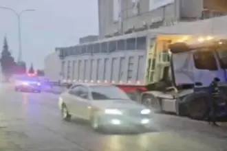 عاجل | 3 إصابات بحادثين على الطرق الخارجية وتعطل مروري إثر تدهور تريلا بعمان