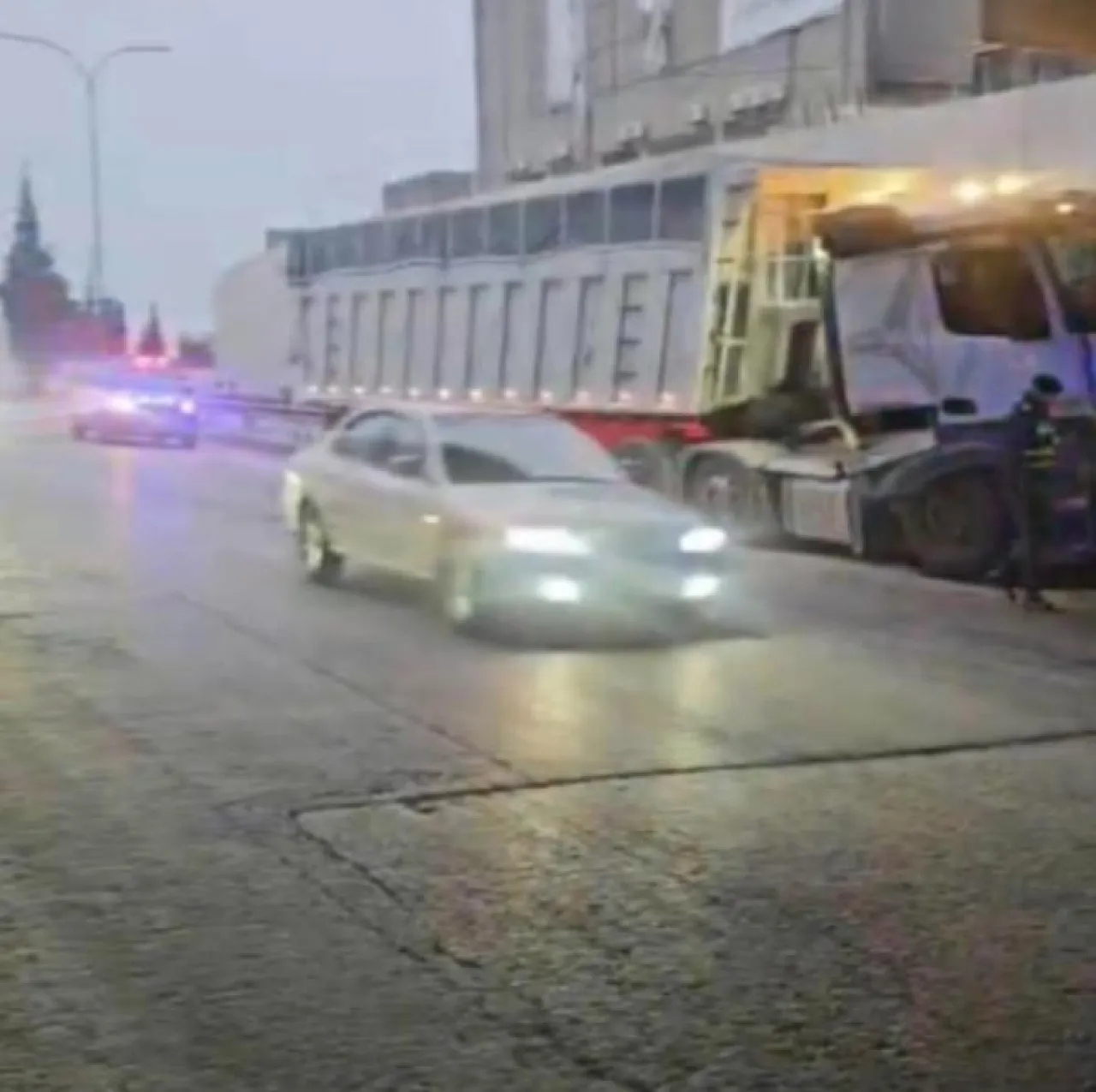 عاجل | 3 إصابات بحادثين على الطرق الخارجية وتعطل مروري إثر تدهور تريلا بعمان