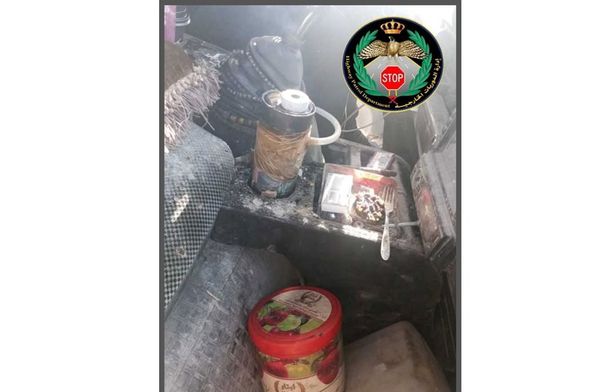 ضبط سائق يدخن الأرجيلة أثناء القيادة بالعاصمة