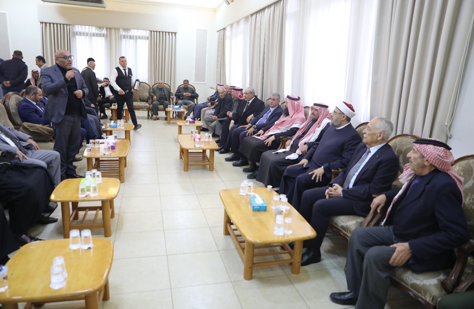 *مندوبا عن الملك وولي العهد… العيسوي يعزي عشيرة العمرو*