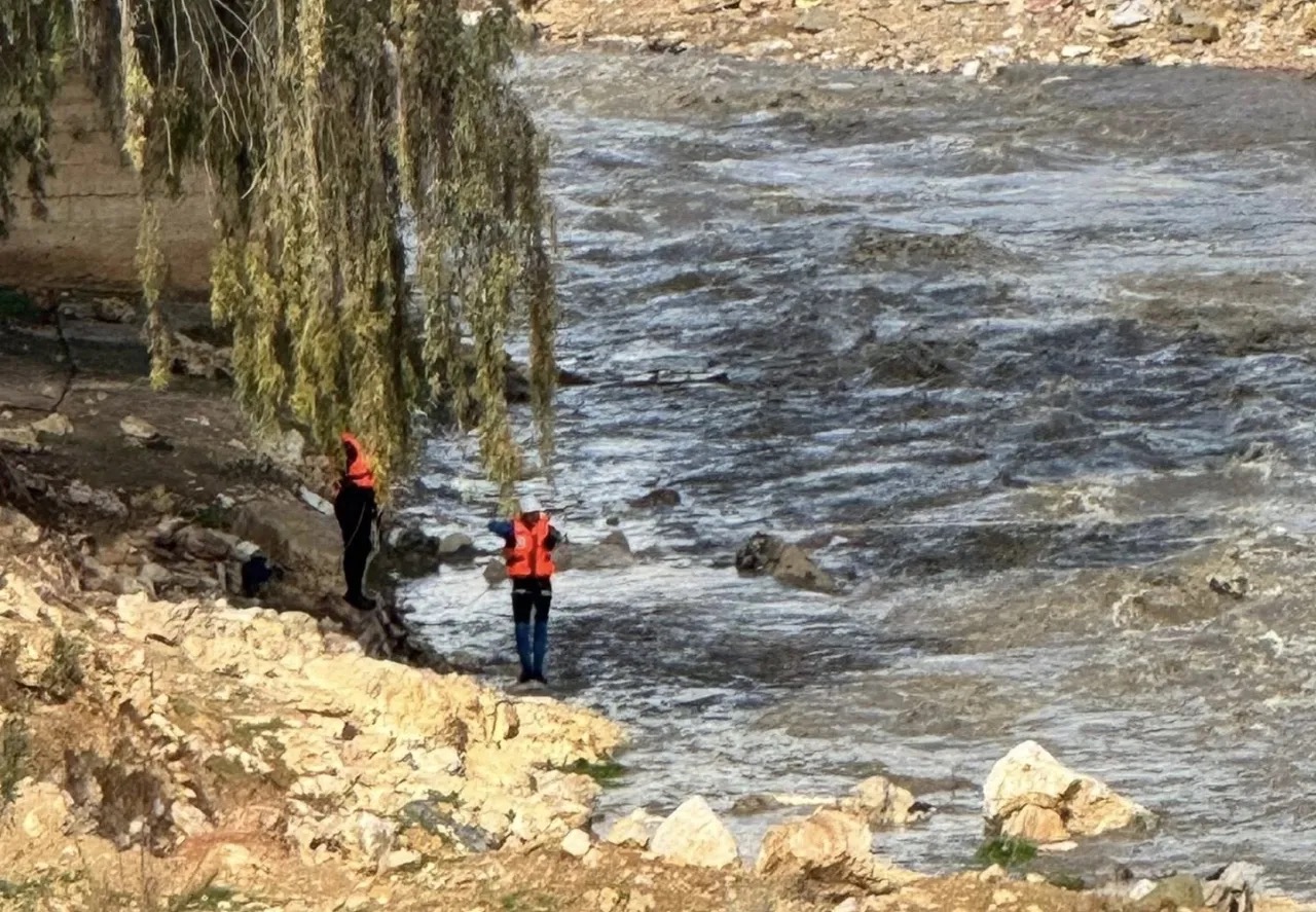 عاجل | العثور على جثة شخص سقط في سيل الزرقاء