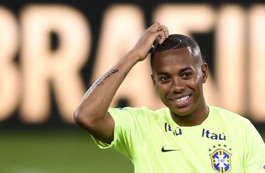 صورة حول : روبينيو يقود فريق كرة قدم داخل السجن روبينيو يقود فريق كرة قدم داخل السجن