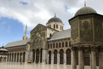 25 عاماً من الأذان في الجامع الأموي.. حكاية صوت توارثه الآباء