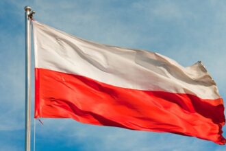 رئيس وزراء بولندا يحذر رعاياه من التواجد في إيران