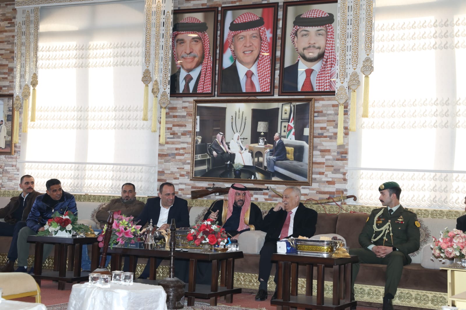 **مندوبا عن الملك وولي العهد… العيسوي يعزي عشيرتي الحويان وأبو الريش**