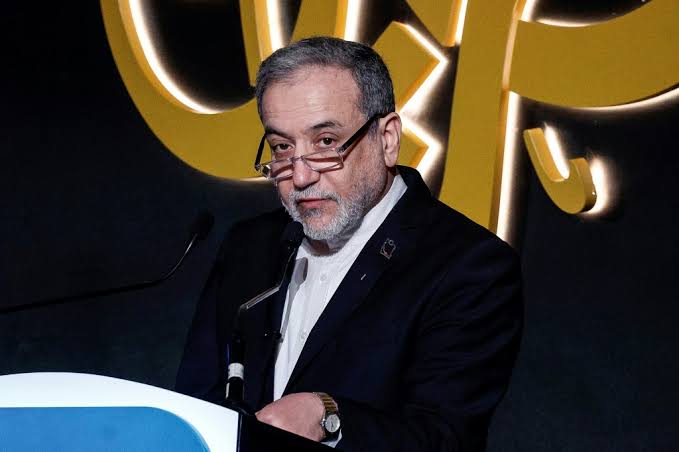 صورة حول : وزير الخارجية الإيراني يصل جنيف للجولة الثانية من محادثات النووي وزير الخارجية الإيراني يصل جنيف للجولة الثانية من محادثات النووي