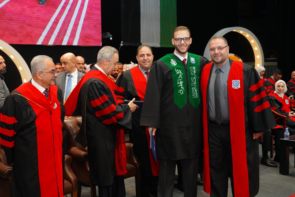 بالصور ... دولة الكباريتي يرعى اليوم الأول لإحتفال عمان الأهلية بتخريج طلبتها للفصل الأول من الفوج 33