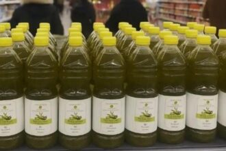 بدء بيع الزيت التونسي بآلية الدور اليوم .. وضبط للازدحام وتأخير بالتوريد