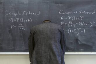 اعتقال معلم مرشح "معلم العام" لمحاولته استغلال قاصر وطلب افعال جنسية في كاليفورنيا