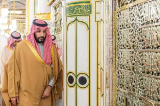 ولي العهد السعودي يزور قبر الرسول صلى الله عليه وسلم