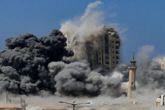 مسيرات وزوارق الاحتلال تُلقي القنابل والصواريخ على القطاع