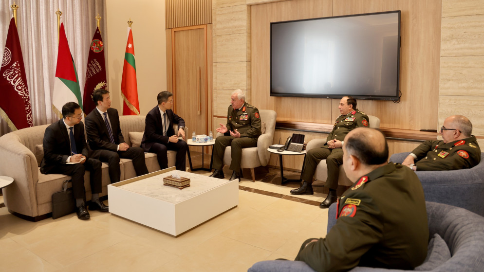 الحنيطي يؤكد تعزيز التعاون الدفاعي مع نورينكو