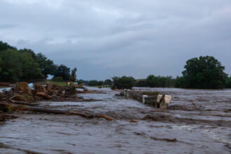عواصف عنيفة تشلّ الحركة في الجزيرة الشمالية بنيوزيلندا