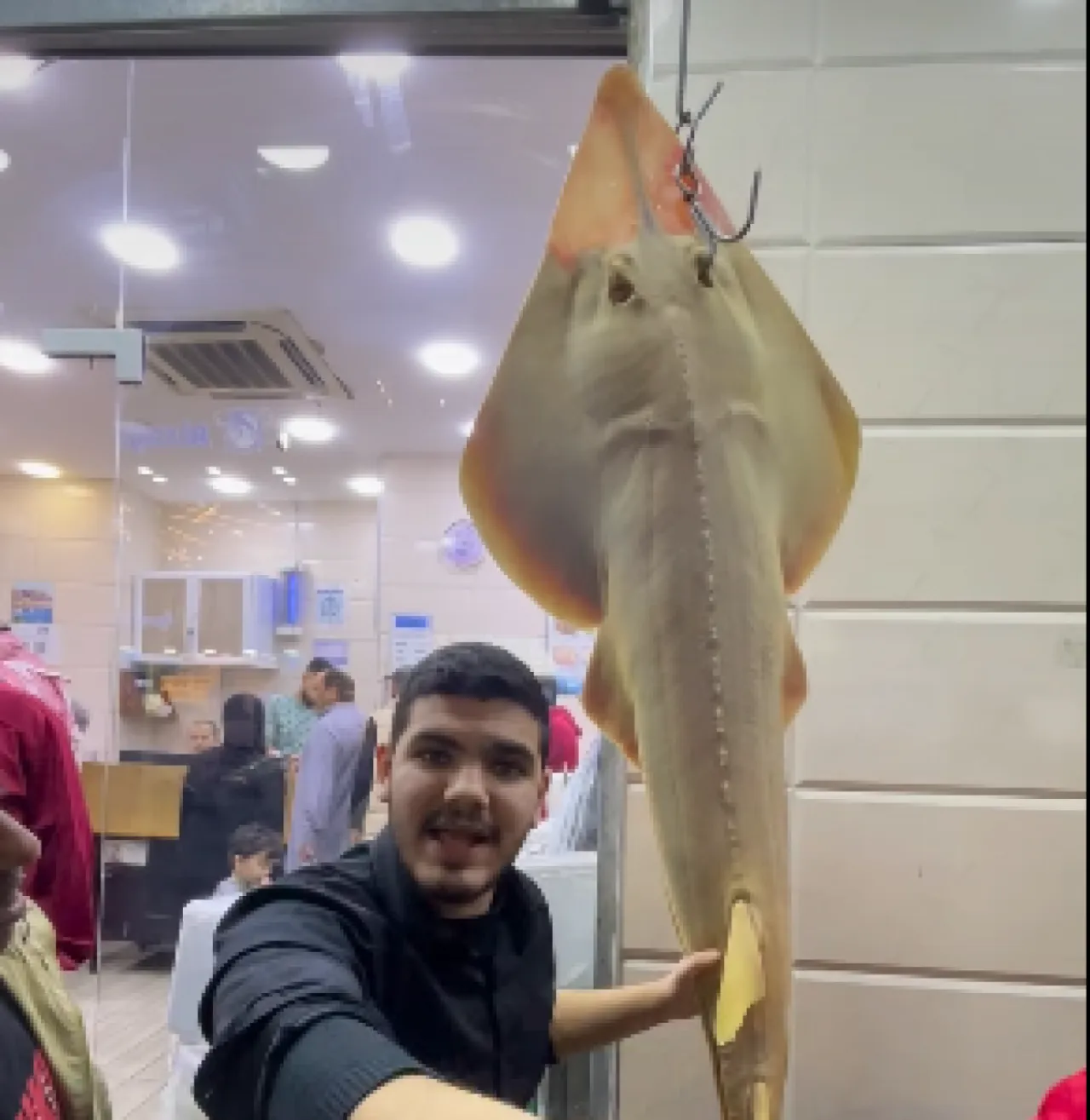 عرض سمكة نادرة للبيع في العقبة يثير تساؤلات حول قانونية صيدها