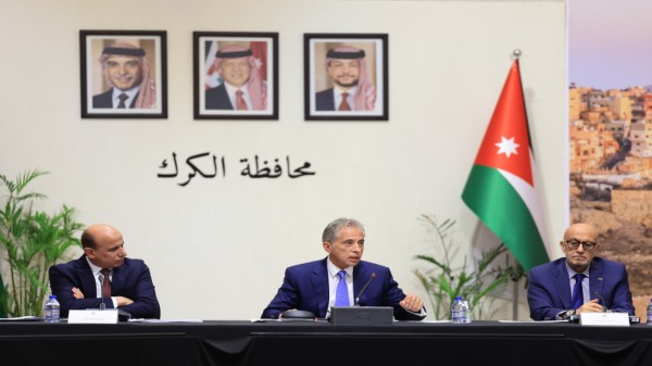 رئيس الوزراء يعلن عن مشاريع تنموية واسعة في الكرك