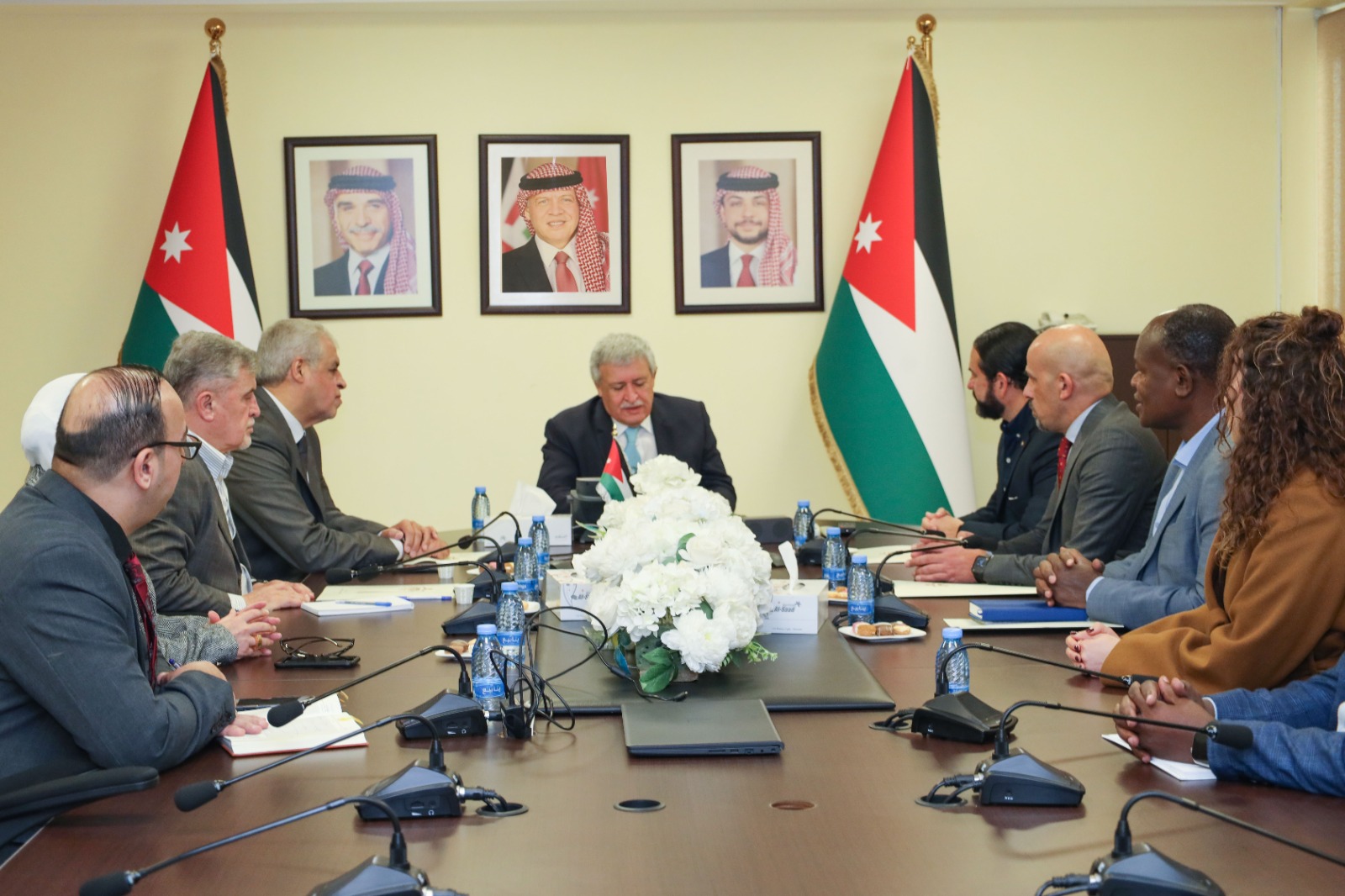 صورة حول : وزير النقل يبحث جاهزية الأردن مع الإيكاو وزير النقل يبحث جاهزية الأردن مع الإيكاو