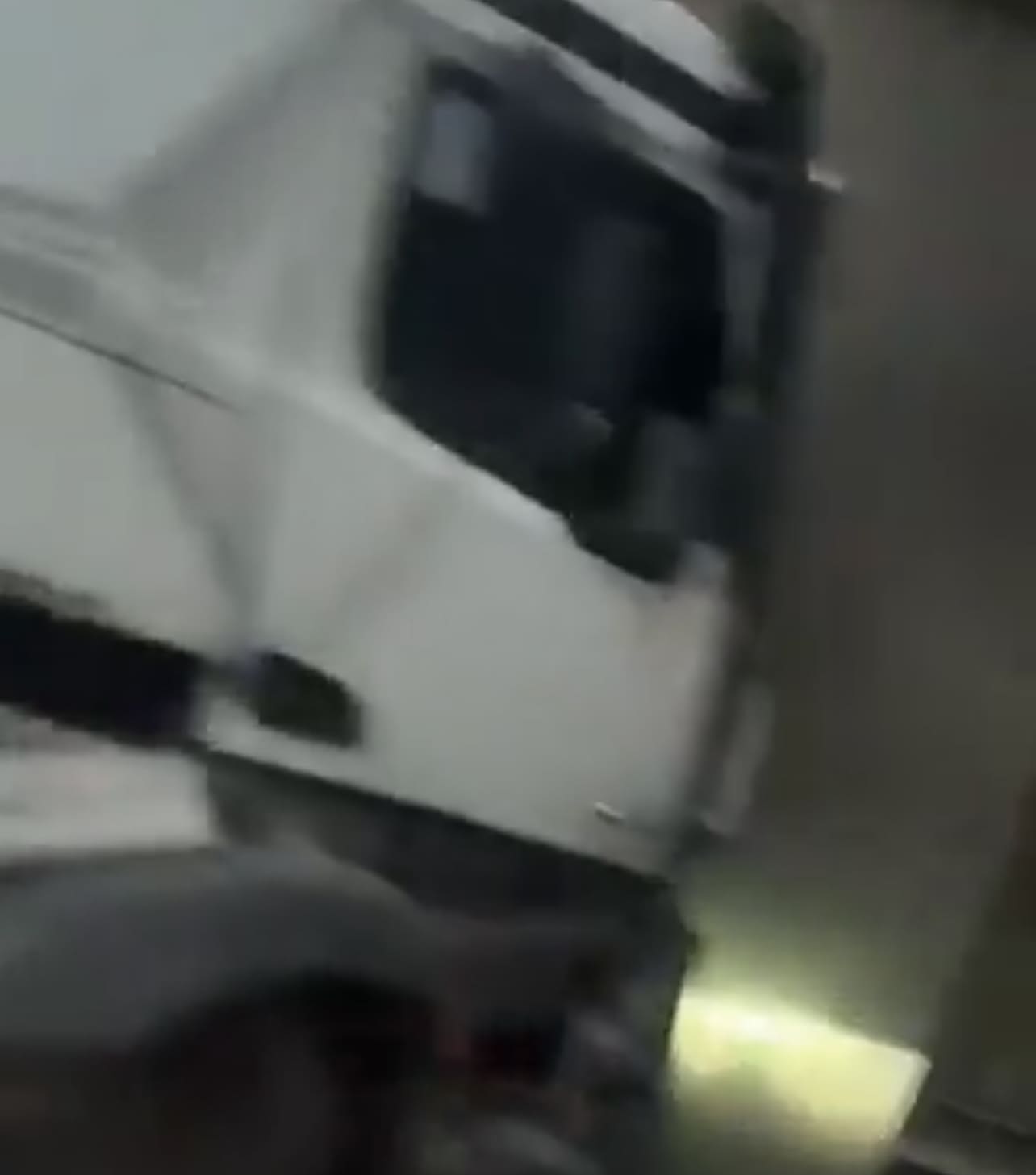 صورة حول : عاجل | تدهور تريلا عند جسر الفردوس عاجل | تدهور تريلا عند جسر الفردوس