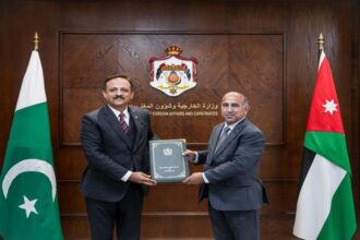 السفير الباكستاني يقدم أوراق اعتماده في الأردن