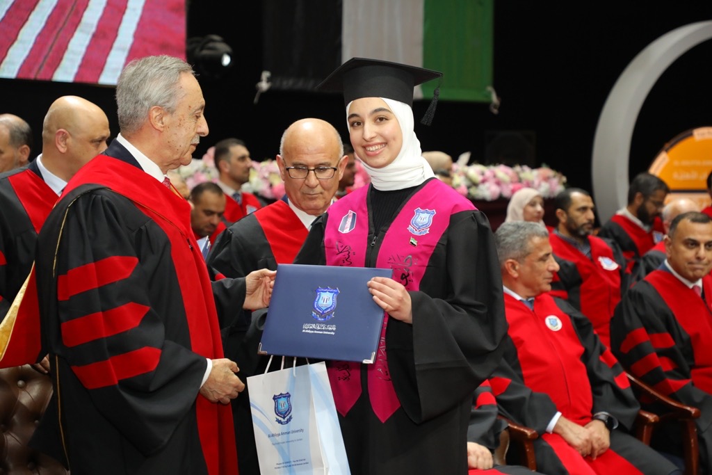 بالصور.. دولة الكباريتي يرعى اليوم الثاني لإحتفال عمان الاهلية بتخريج طلبة الفصل الاول من الفوج 33