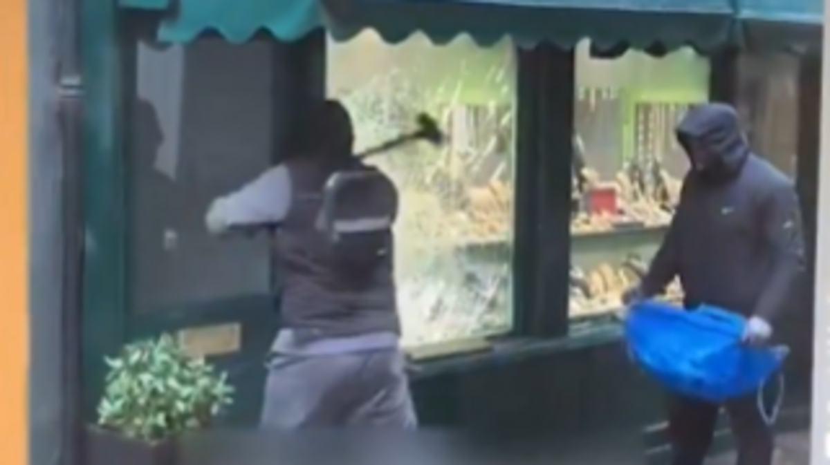 صورة حول : سطو بالمطارق على متجر مجوهرات بلندن سطو بالمطارق على متجر مجوهرات بلندن