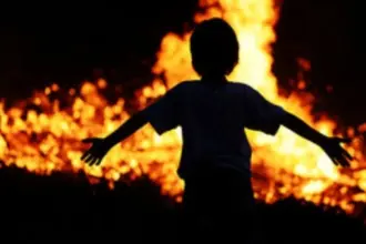 أب وزوجته يحرقان طفلتهما داخل منزلها… والنيابة تحقق