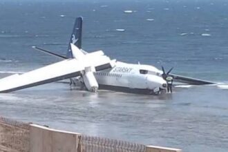 نجاة جميع ركاب طائرة بعد هبوط اضطراري قرب مطار مقديشو