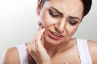 اضطرابات النوم قد ترتبط بارتفاع خطر أمراض ووجع الأسنان