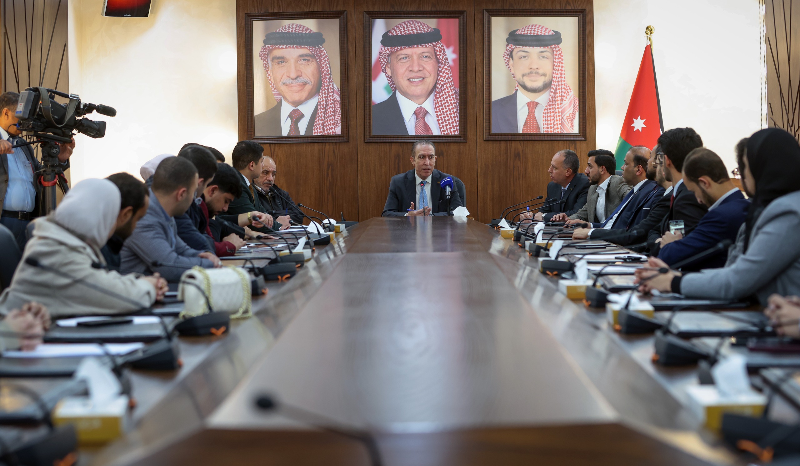 صورة حول : الطراونة يلتقي عددا من المشاركين في برنامج الزمالة البرلمانية الطراونة يلتقي عددا من المشاركين في برنامج الزمالة البرلمانية