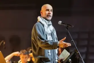 غوارديولا يلتزم بالحديث عن القضايا الإنسانية العالمية