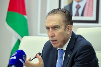 الطراونة يسأل الحكومة عن تحويل معهد الإدارة