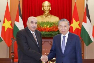 القاضي يلتقي كبار المسؤولين في فيتنام