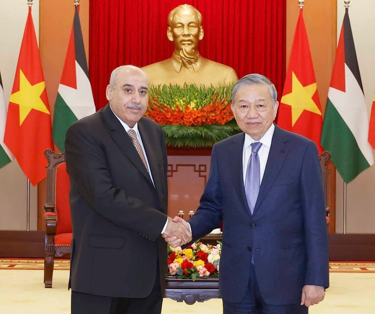 القاضي يلتقي كبار المسؤولين في فيتنام