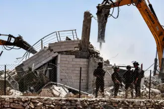 الاحتلال يخطر بهدم منازل فلسطينيين غرب الخليل