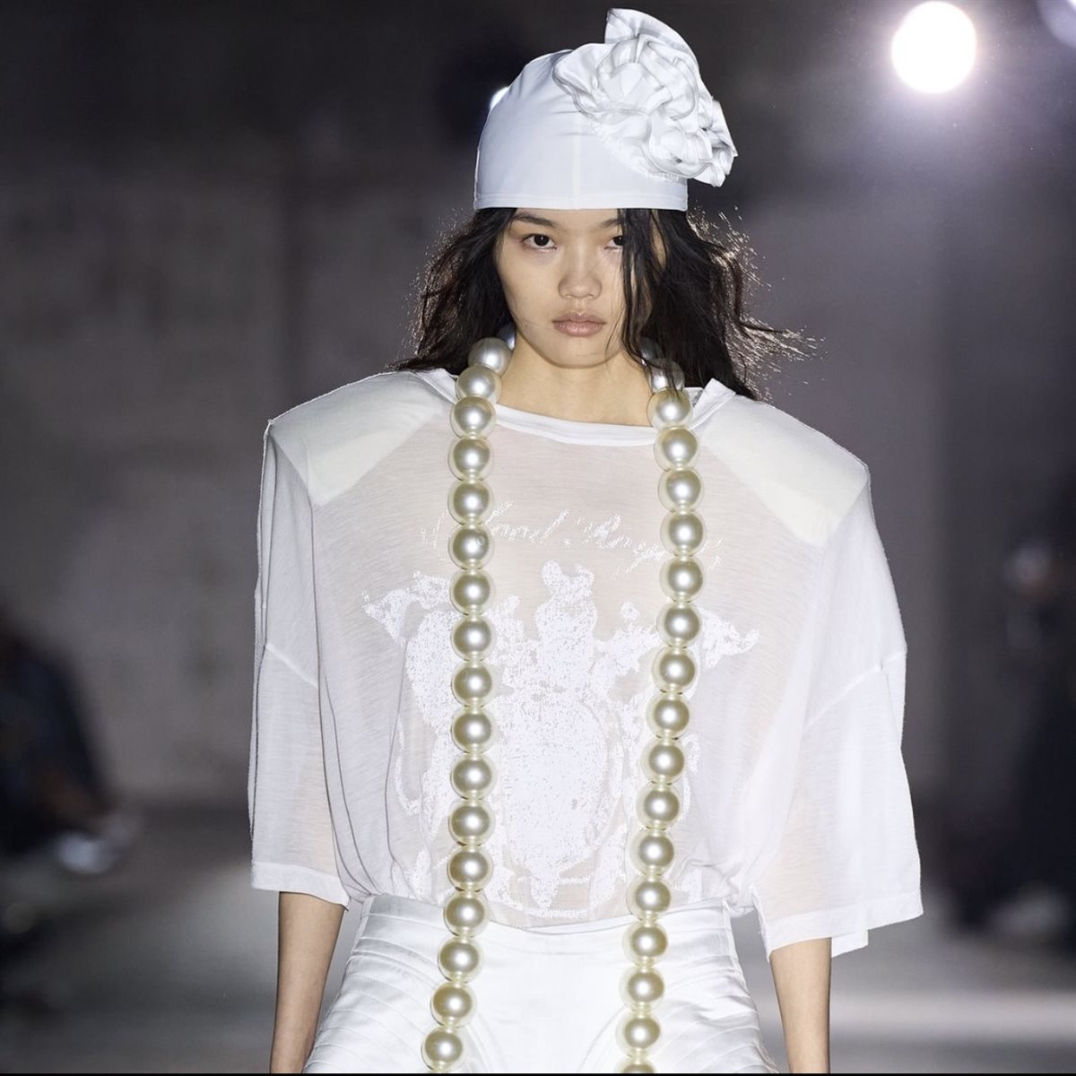 اللؤلؤ يتصدر صيحات الموضة لعام 2026 بأساليب تنسيق عصرية