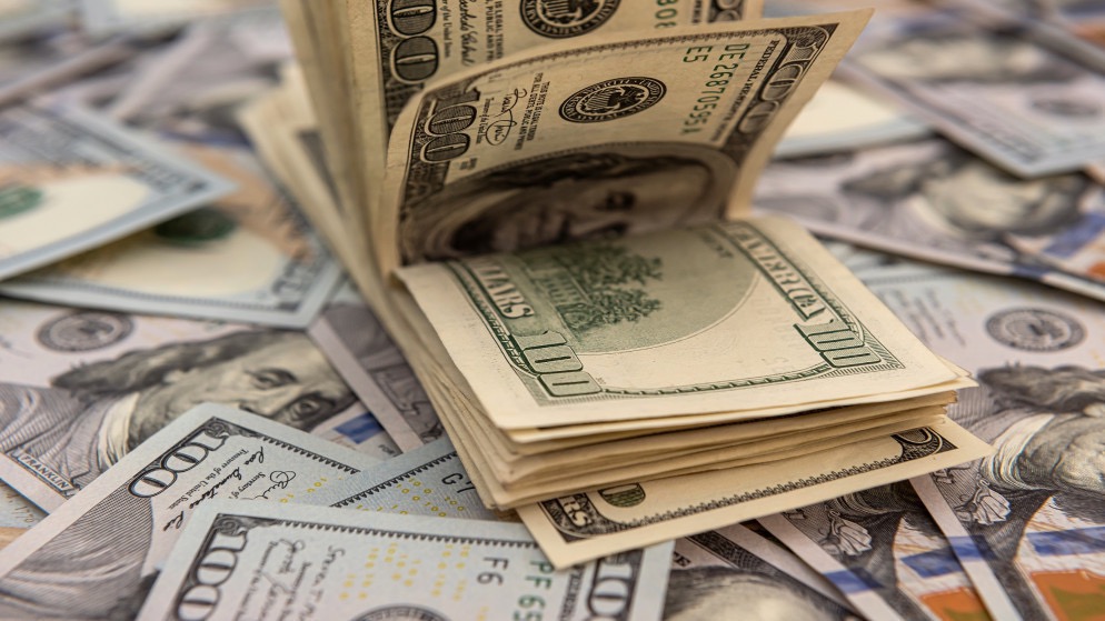 الدولار يحافظ على مكاسبه مع تراجع أسعار الذهب والفضة