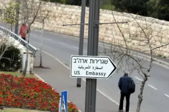 السفارة الأميركية تحذر موظفيها وأسرهم من البقاء في إسرائيل