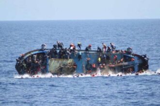 53 مهاجرا بين قتيل ومفقود بعد غرق قارب قبالة ليبيا