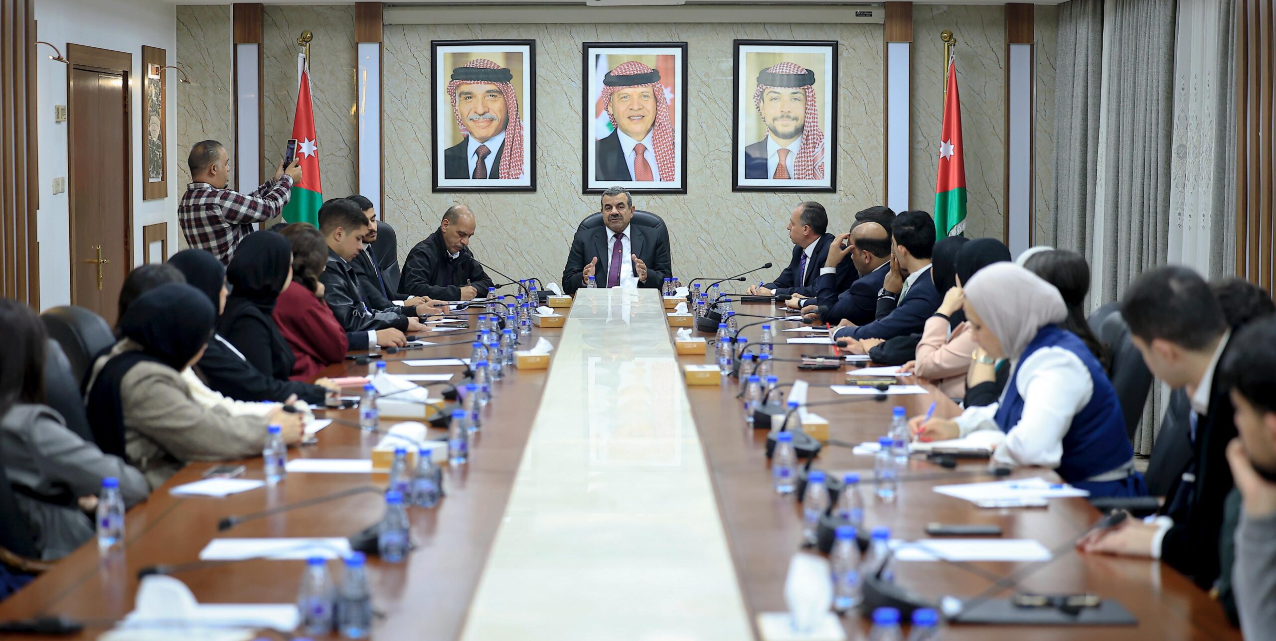 العماوي يلتقي المشاركين في مشروع الزمالة البرلمانية ويؤكد أهمية دور الشباب في العمل الحزبي