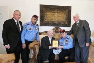 الأمن العام تكرّم الرائد المتقاعد (650) سعد الدين الحاج محمود هاكوز (98 عاماً)