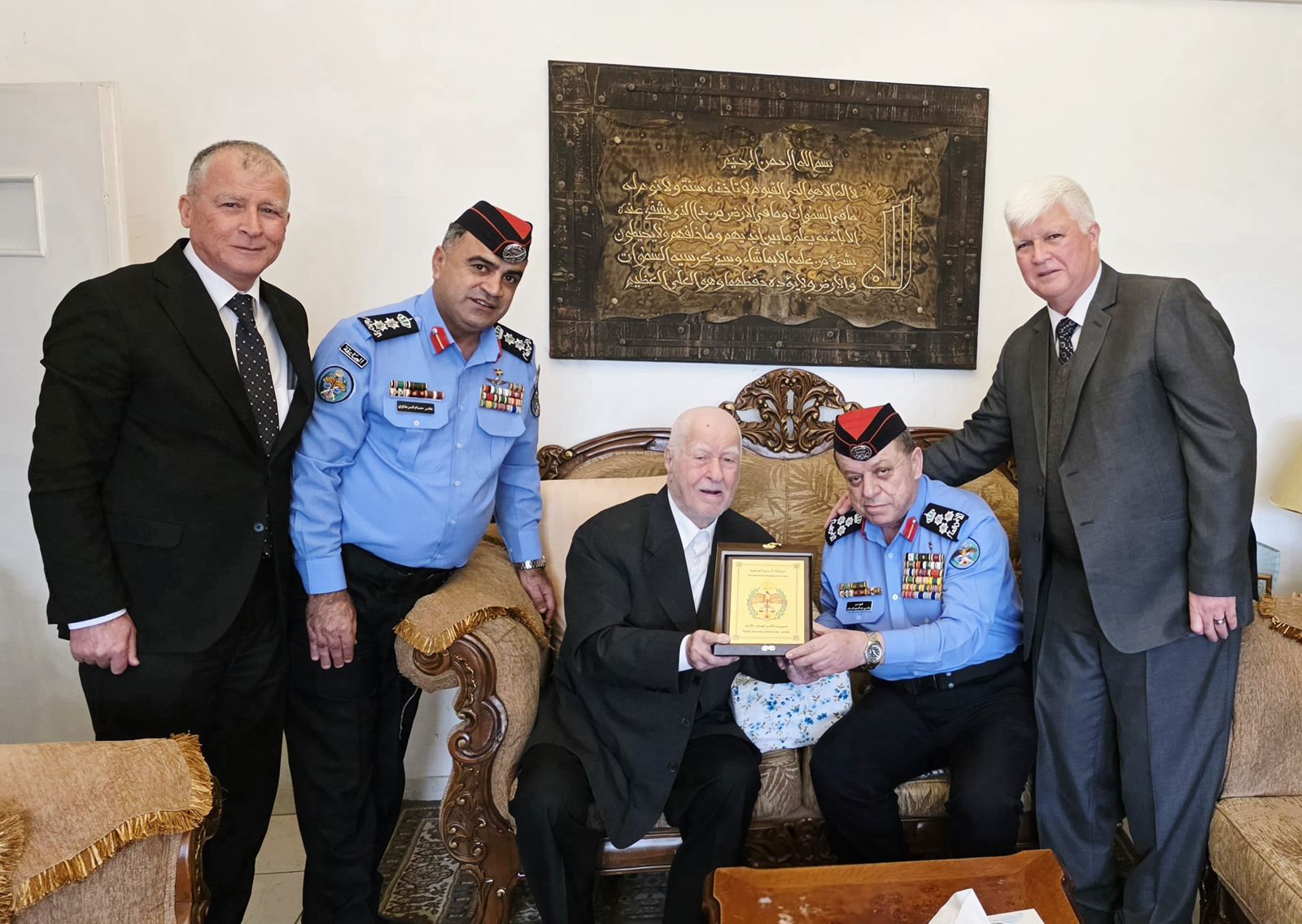 الأمن العام تكرّم الرائد المتقاعد (650) سعد الدين الحاج محمود هاكوز (98 عاماً)