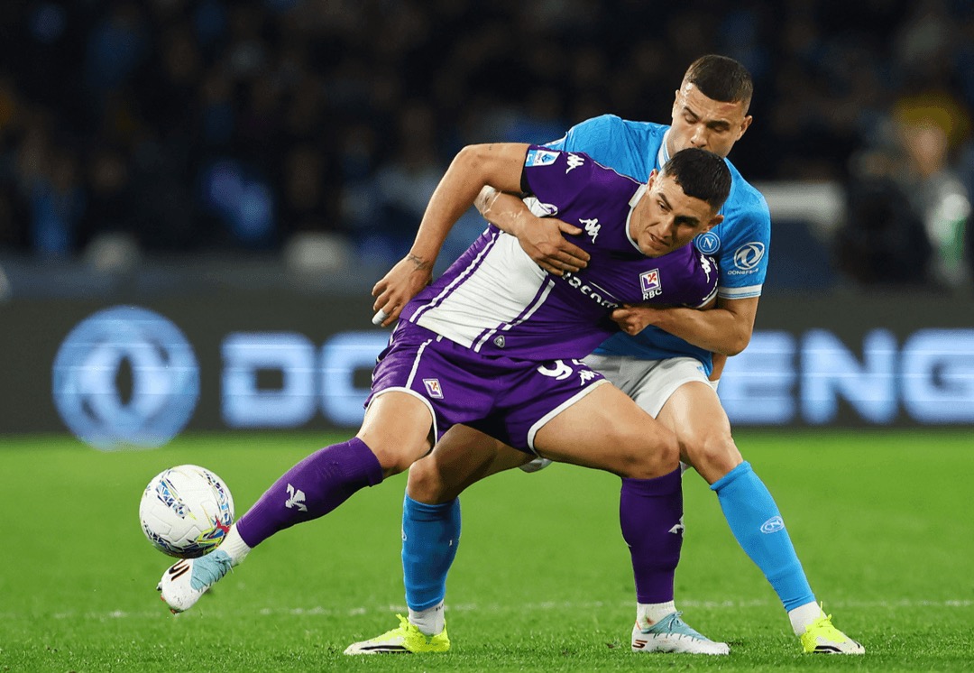 نابولي يحافظ على صدارة الدوري الإيطالي بفوز صعب على فيورنتينا