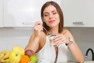 هل طريقة تناولك للطعام تؤثر على استفادتك من الفيتامينات؟