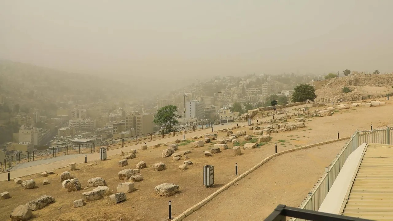 أمطار غزيرة وغبار كثيف يضرب المملكة