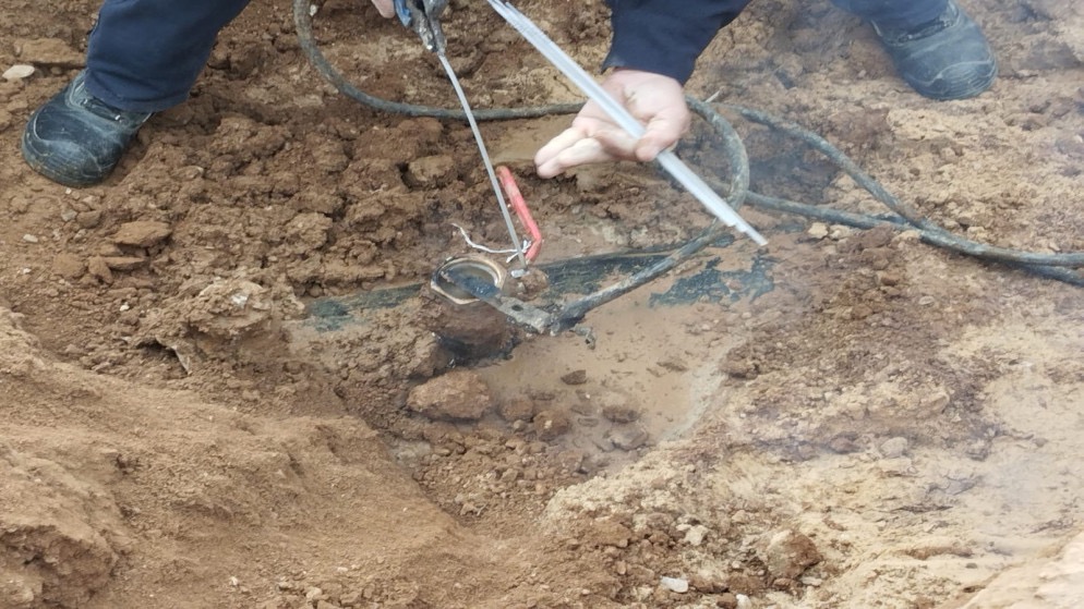 حملة لإزالة اعتداءات على خطوط المياه في الموقر جنوب عمّان