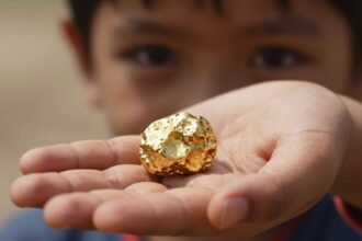 طفل يأخذ ذهب والدته ويهديه لزملائه في المدرسة